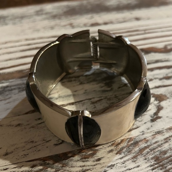 Vintage 80s Oversized Black and Cream Enamel Hinge Cuff Bracelet - Picture 7 of 8